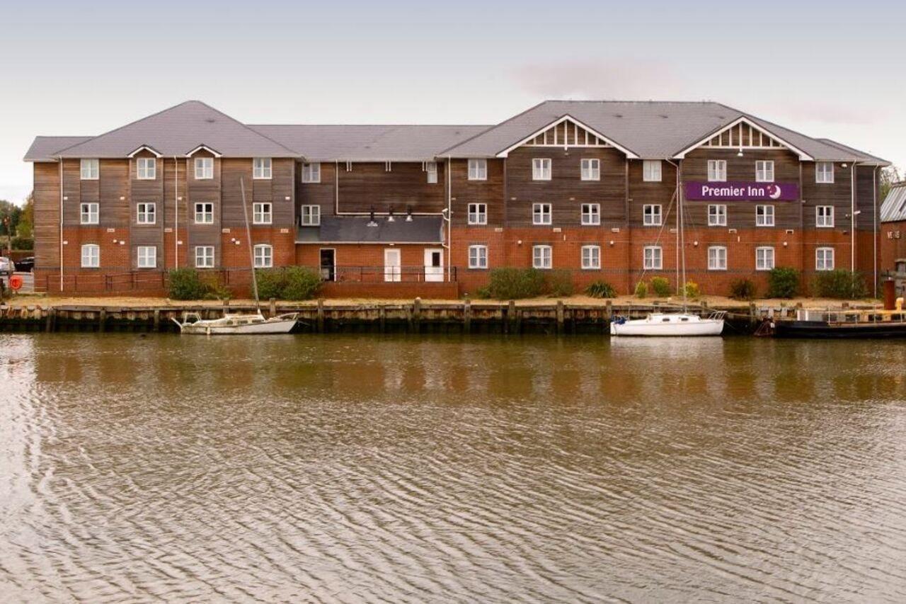 Premier Inn Isle Of Wight Newport  Bagian luar foto