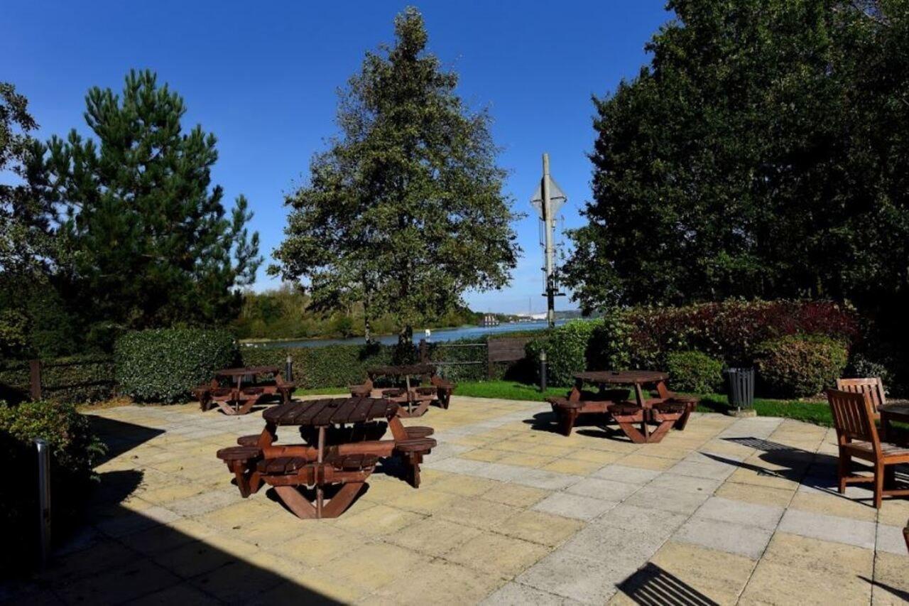 Premier Inn Isle Of Wight Newport  Bagian luar foto
