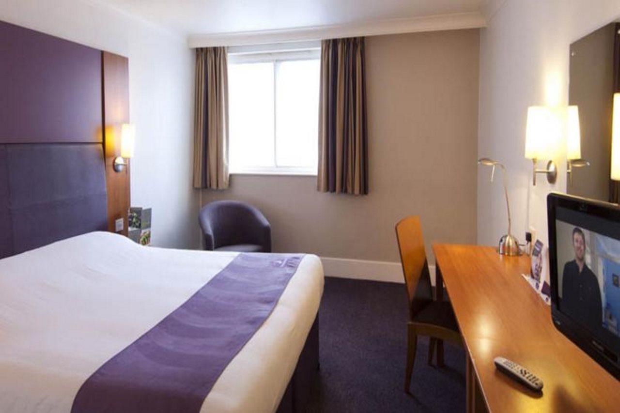 Premier Inn Isle Of Wight Newport  Bagian luar foto