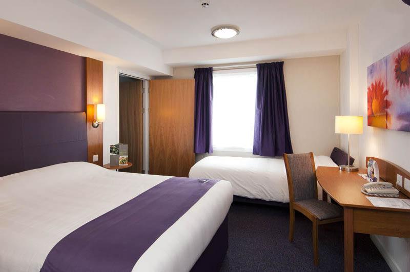 Premier Inn Isle Of Wight Newport  Bagian luar foto