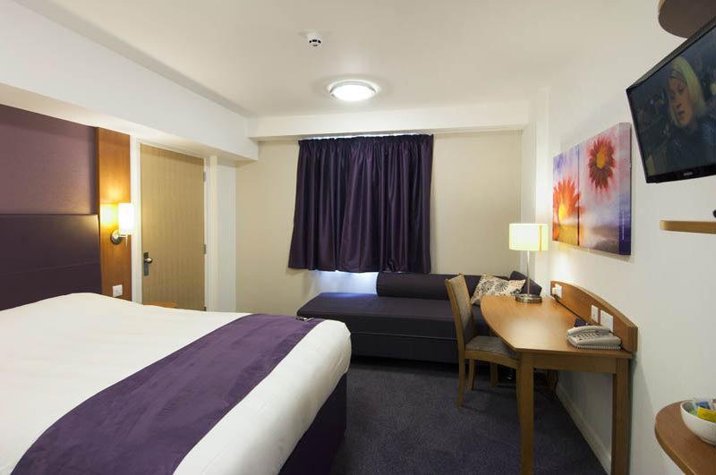 Premier Inn Isle Of Wight Newport  Bagian luar foto